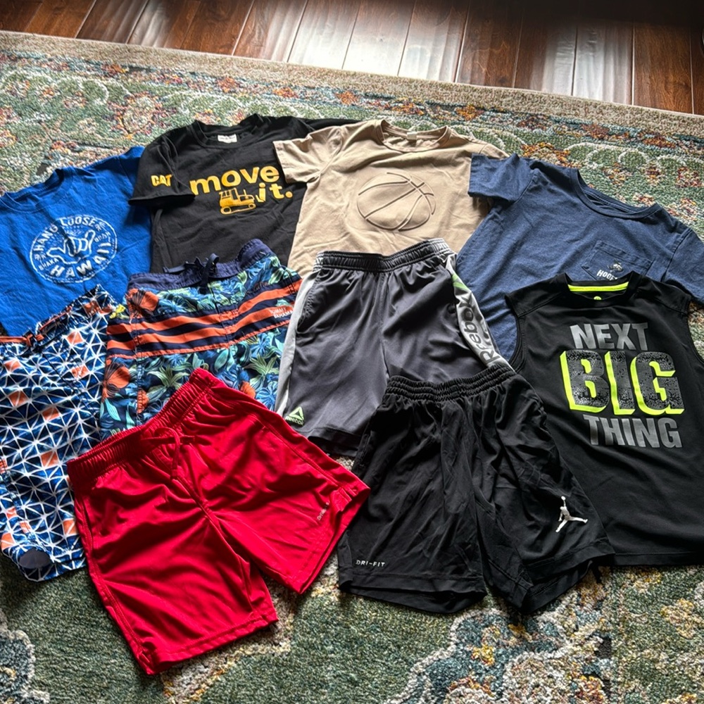 JORDAN, HOOEY, TOMMY BAHAMA, REEBOK BOYS BUNDLE OF 10 IN SZ 8 M NICE PREOWNED!!!